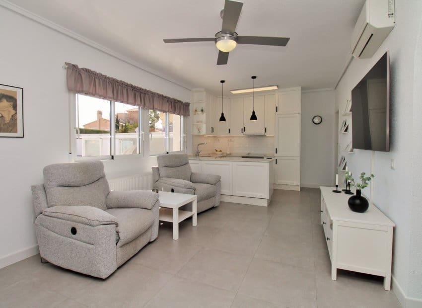 Chalet de 3 habitaciones en Orihuela Costa en venta con piscina - 499.000 € (Ref: 9769017)