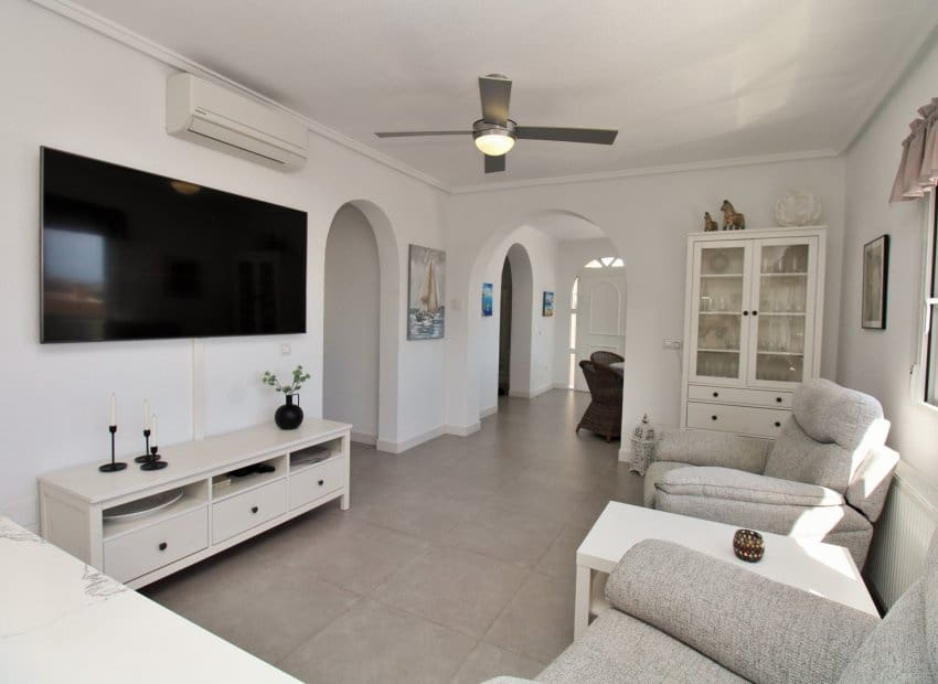 Chalet de 3 habitaciones en Orihuela Costa en venta con piscina - 499.000 € (Ref: 9769017)
