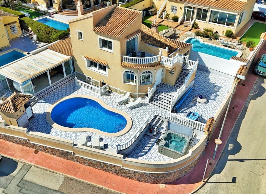 Chalet de 3 habitaciones en Orihuela Costa en venta con piscina - 499.000 € (Ref: 9769017)