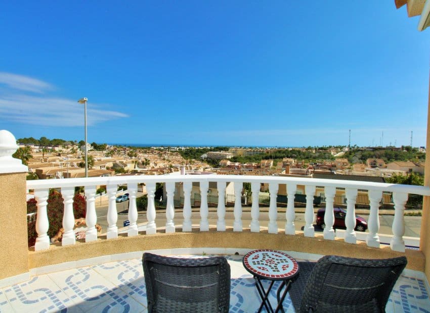 Chalet de 3 habitaciones en Orihuela Costa en venta con piscina - 499.000 € (Ref: 9769017)