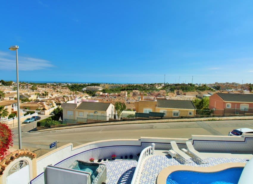 Chalet de 3 habitaciones en Orihuela Costa en venta con piscina - 499.000 € (Ref: 9769017)