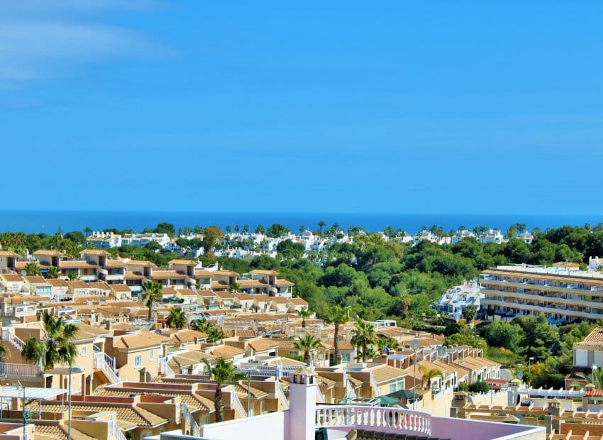 Chalet de 3 habitaciones en Orihuela Costa en venta con piscina - 499.000 € (Ref: 9769017)