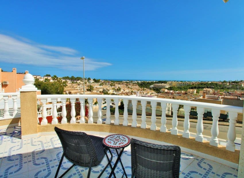 Chalet de 3 habitaciones en Orihuela Costa en venta con piscina - 499.000 € (Ref: 9769017)