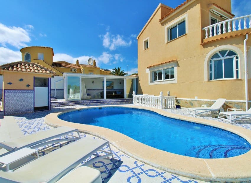 Chalet de 3 habitaciones en Orihuela Costa en venta con piscina - 499.000 € (Ref: 9769017)
