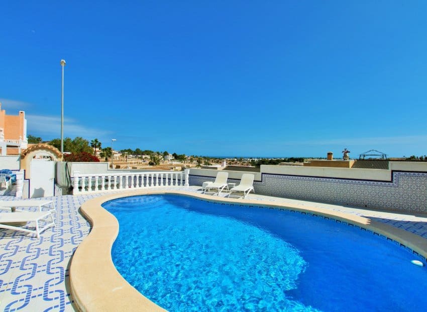 Chalet de 3 habitaciones en Orihuela Costa en venta con piscina - 499.000 € (Ref: 9769017)