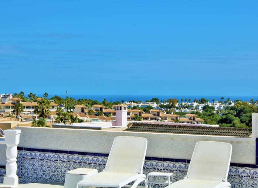 Chalet de 3 habitaciones en Orihuela Costa en venta con piscina - 499.000 € (Ref: 9769017)