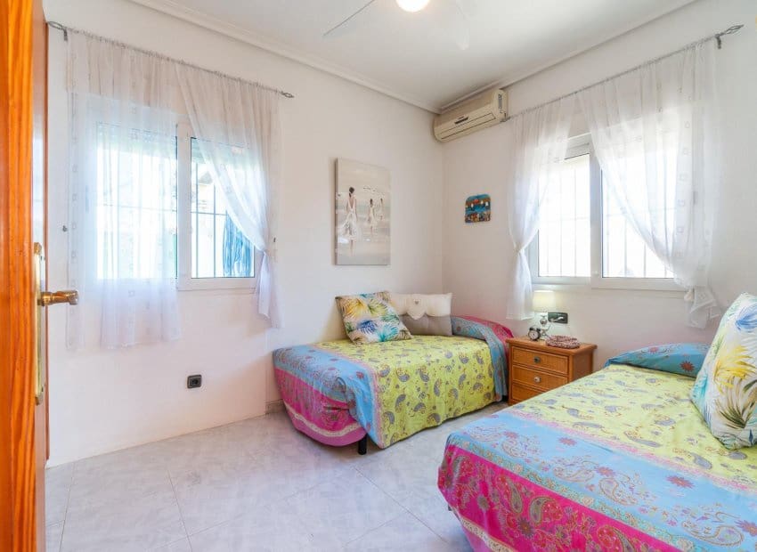 3 quarto Moradia para venda em Playa Flamenca com piscina - 640 000 € (Ref: 9770912)