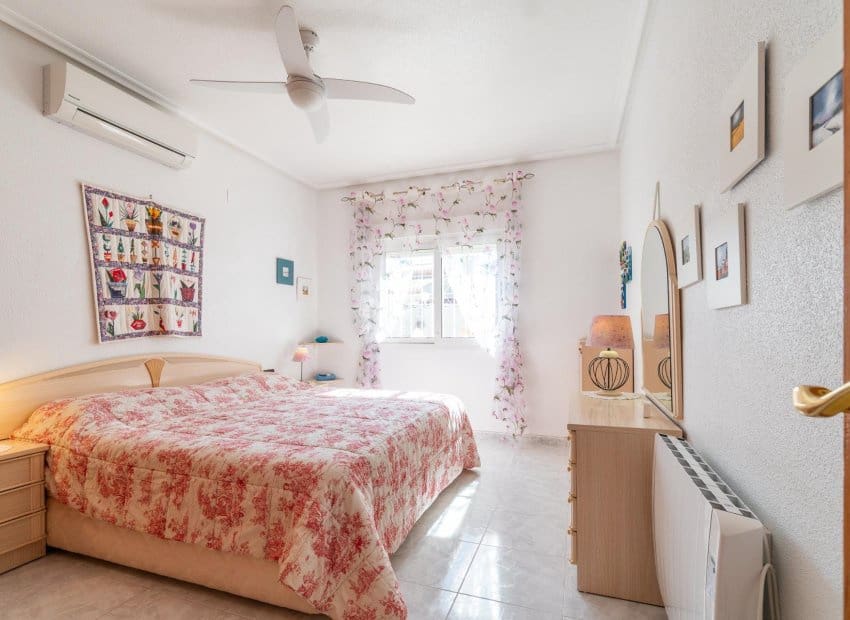 3 quarto Moradia para venda em Playa Flamenca com piscina - 640 000 € (Ref: 9770912)