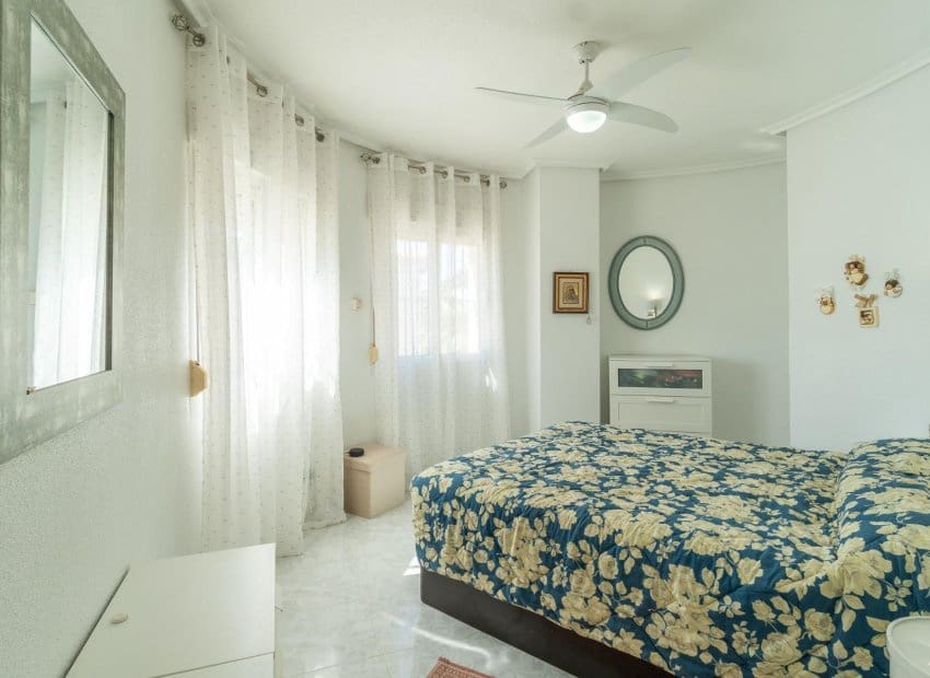 3 quarto Moradia para venda em Playa Flamenca com piscina - 640 000 € (Ref: 9770912)