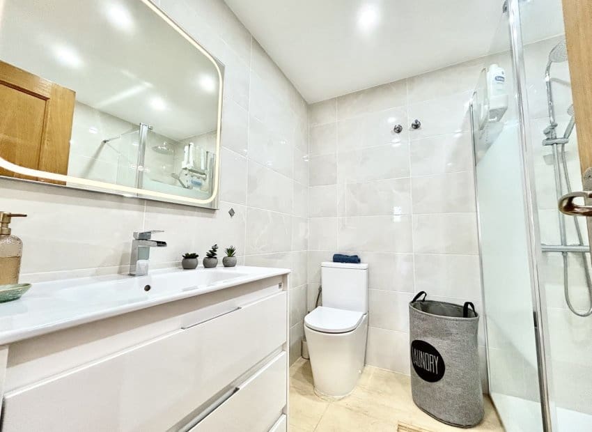 2 soveværelse Lejlighed til salg i Villamartin med swimmingpool - € 159.950 (Ref: 9770917)