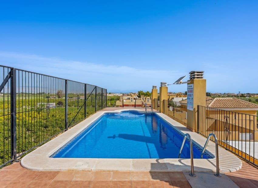 2 soverom Leilighet til salgs i Daya Nueva med svømmebasseng - € 135 000 (Ref: 9775976)