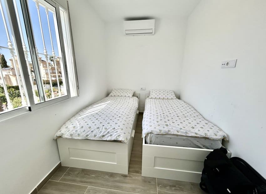 5 soveværelse Villa til salg i Villamartin med swimmingpool - € 459.000 (Ref: 9775979)