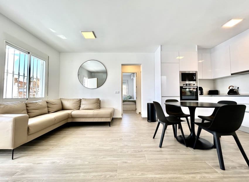 5 soveværelse Villa til salg i Villamartin med swimmingpool - € 459.000 (Ref: 9775979)