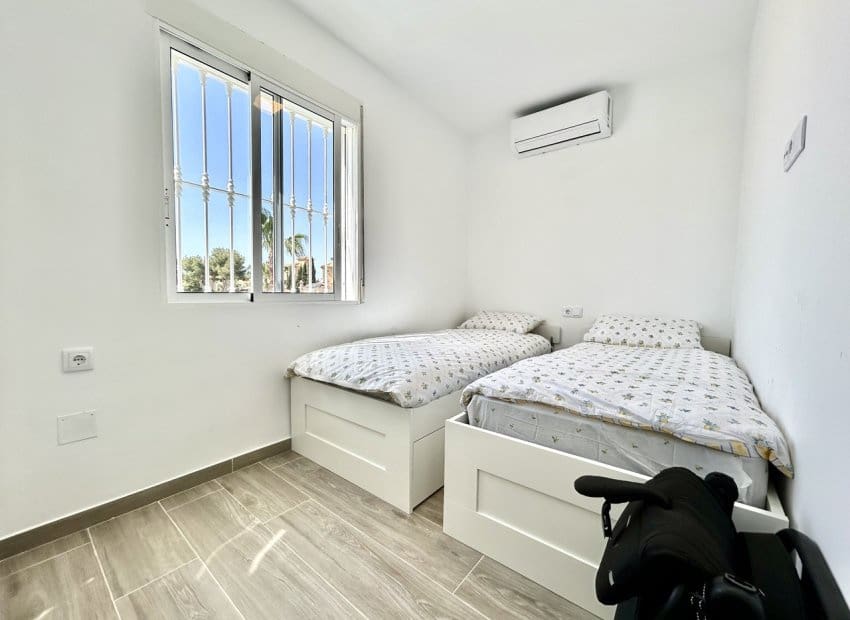 5 soveværelse Villa til salg i Villamartin med swimmingpool - € 459.000 (Ref: 9775979)