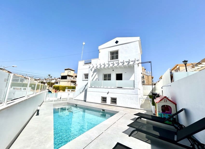 5 soveværelse Villa til salg i Villamartin med swimmingpool - € 459.000 (Ref: 9775979)