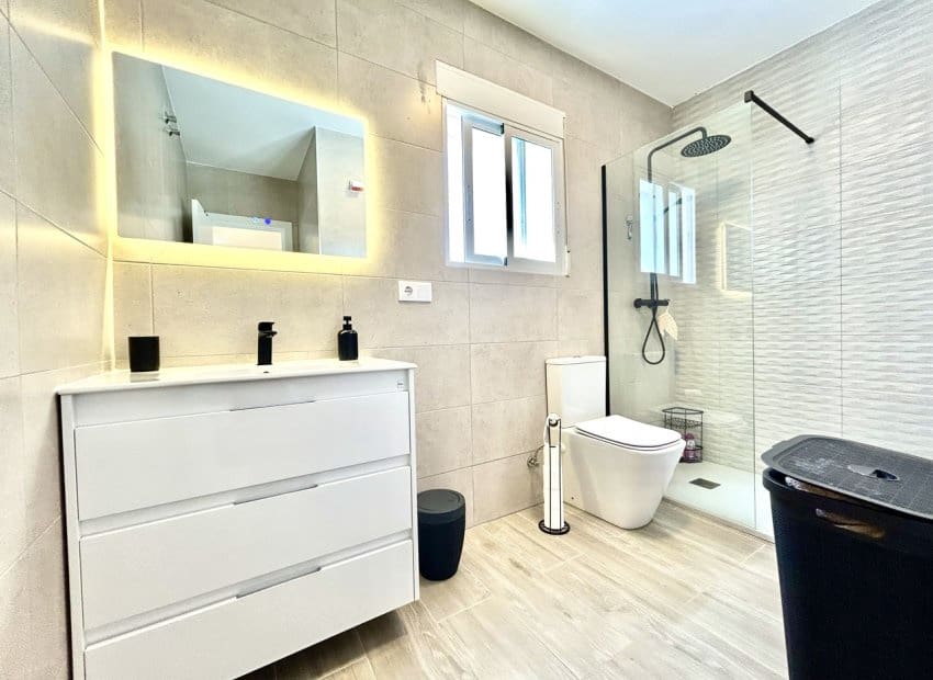 5 soveværelse Villa til salg i Villamartin med swimmingpool - € 459.000 (Ref: 9775979)