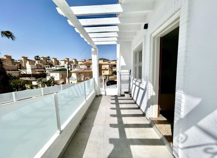 5 soveværelse Villa til salg i Villamartin med swimmingpool - € 459.000 (Ref: 9775979)