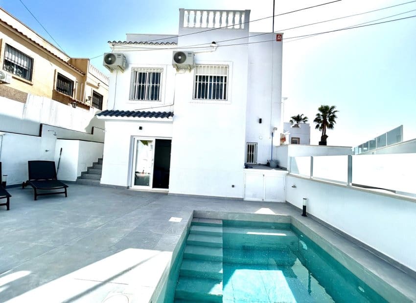 5 soveværelse Villa til salg i Villamartin med swimmingpool - € 459.000 (Ref: 9775979)