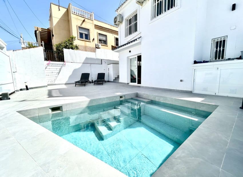 5 soveværelse Villa til salg i Villamartin med swimmingpool - € 459.000 (Ref: 9775979)