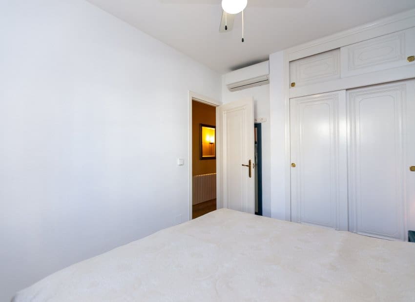 2 Zimmer Apartment zu verkaufen in Playa Flamenca mit Pool - 210.000 € (Ref: 9787986)