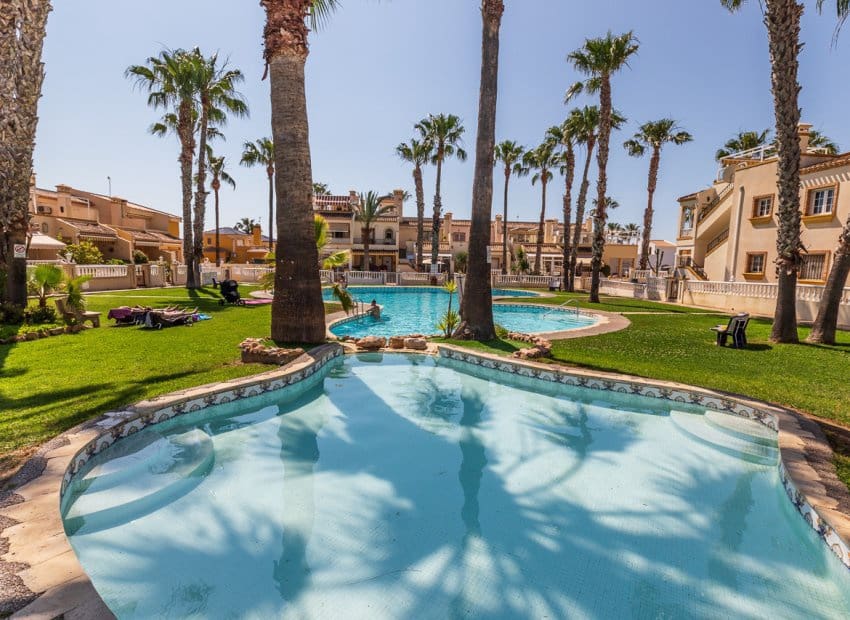 2 Zimmer Apartment zu verkaufen in Playa Flamenca mit Pool - 210.000 € (Ref: 9787986)