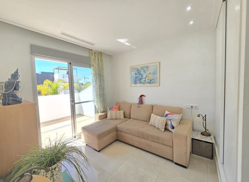 3 makuuhuone Omakotitalo myytävänä paikassa Dona Pepa mukana uima-altaan - 359 900 € (Ref: 9788811)