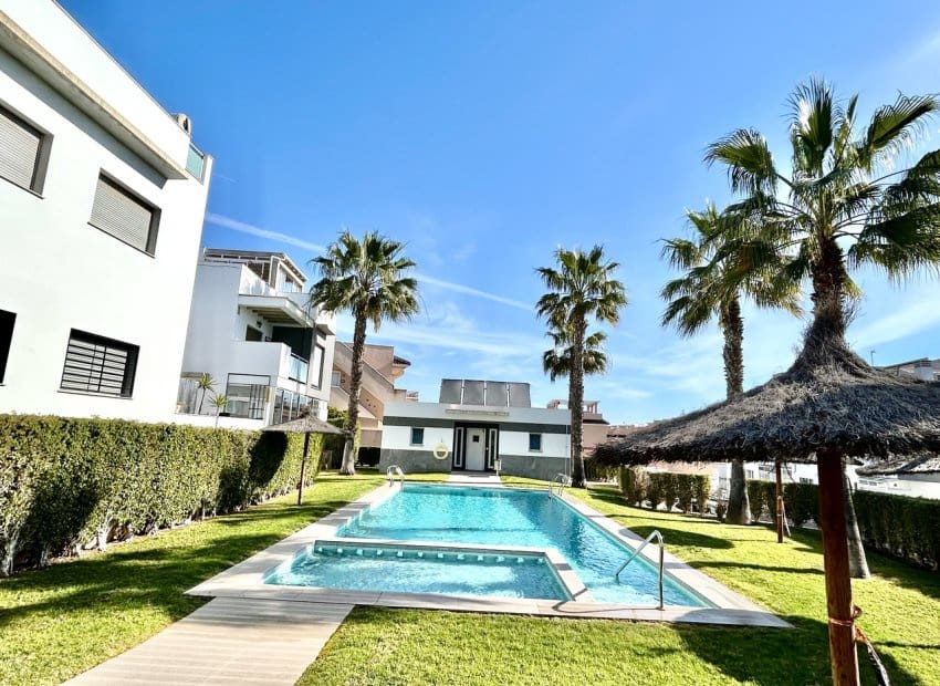 2 soverom Leilighet til salgs i Punta Prima med svømmebasseng - € 240 000 (Ref: 9795099)