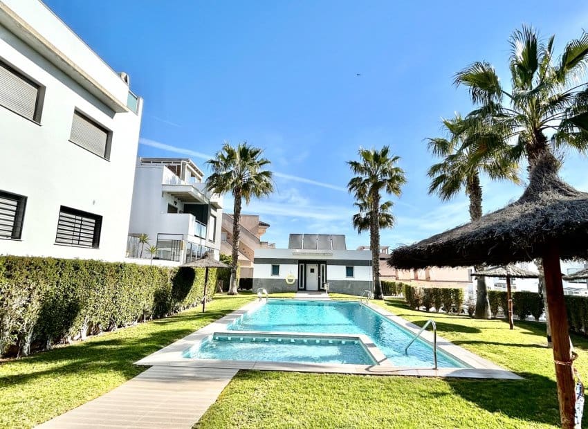 2 soverom Leilighet til salgs i Punta Prima med svømmebasseng - € 240 000 (Ref: 9795099)