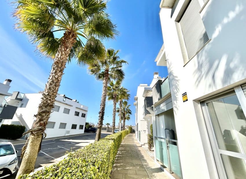 2 soverom Leilighet til salgs i Punta Prima med svømmebasseng - € 240 000 (Ref: 9795099)