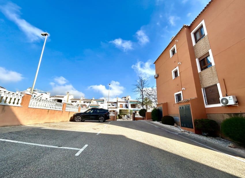 2 Zimmer Apartment zu verkaufen in Villamartin mit Pool - 165.000 € (Ref: 9795100)