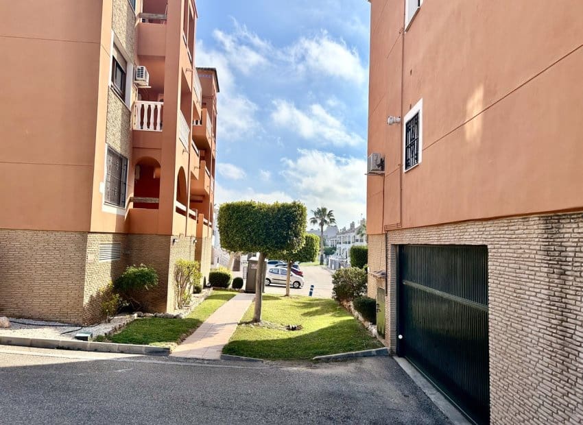 2 Zimmer Apartment zu verkaufen in Villamartin mit Pool - 165.000 € (Ref: 9795100)