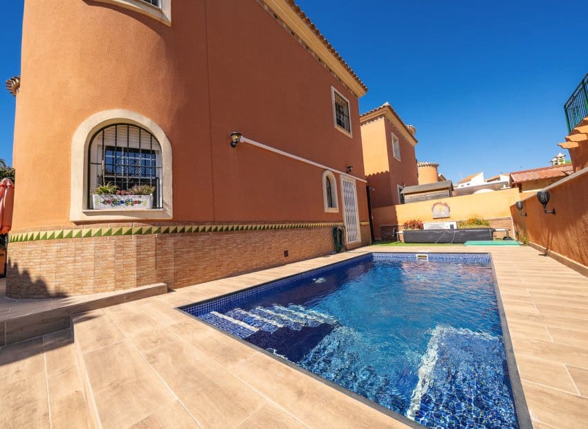 3 Zimmer Villa zu verkaufen in Playa Flamenca mit Pool - 269.950 € (Ref: 9795102)