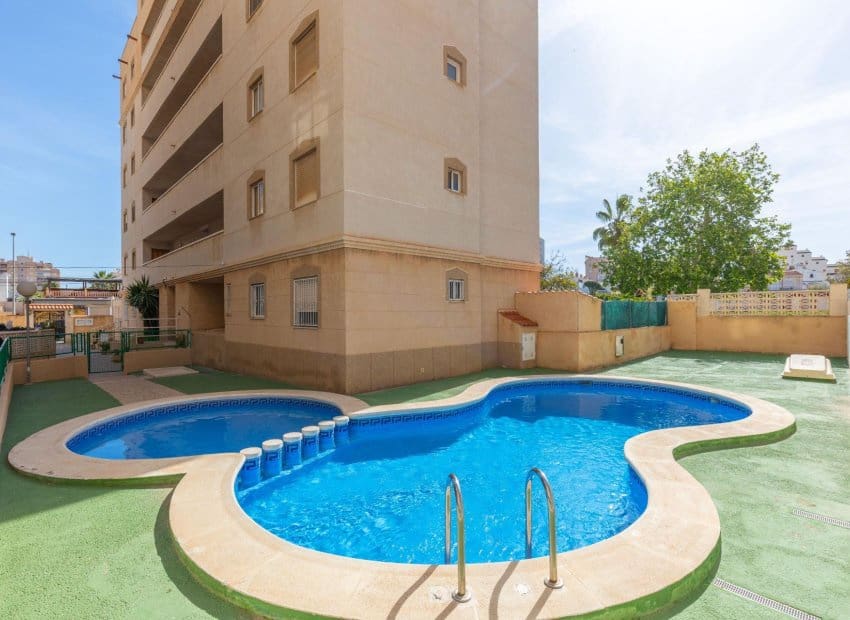 2 sovrum Lägenhet till salu i Torrevieja med pool - 134 900 € (Ref: 9799979)