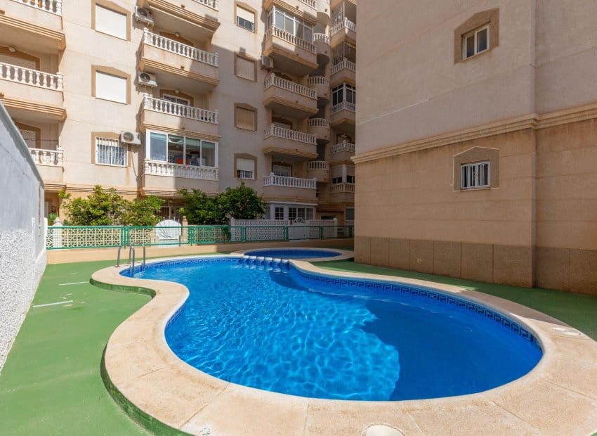 2 sovrum Lägenhet till salu i Torrevieja med pool - 134 900 € (Ref: 9799979)