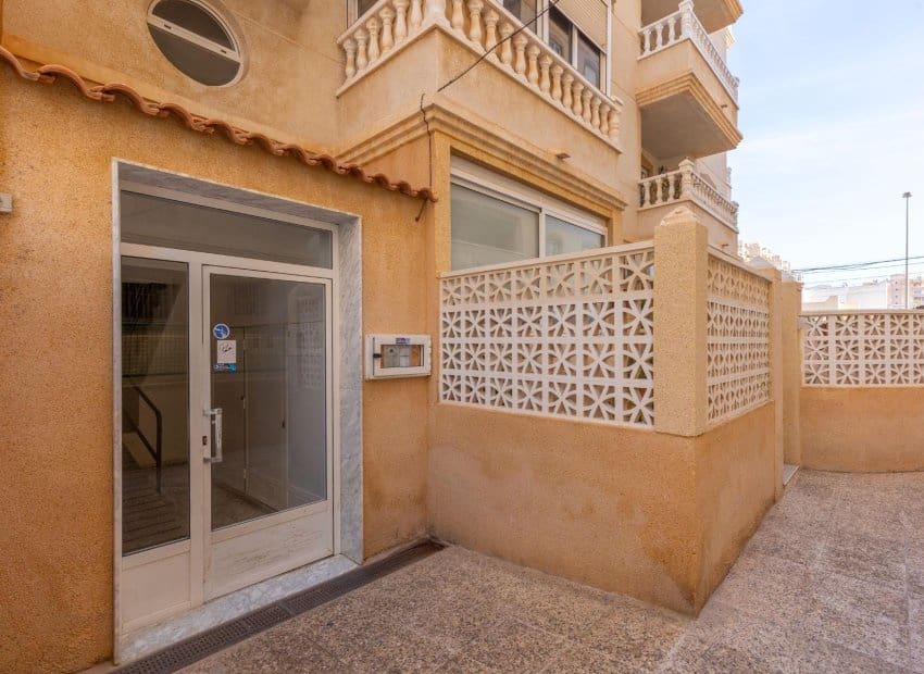 2 sovrum Lägenhet till salu i Torrevieja med pool - 134 900 € (Ref: 9799979)