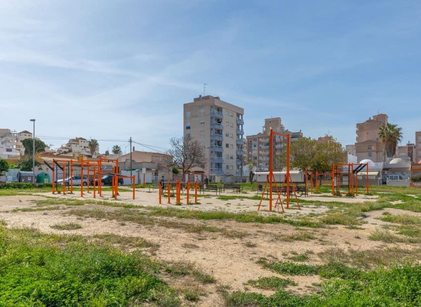 2 sovrum Lägenhet till salu i Torrevieja med pool - 134 900 € (Ref: 9799979)