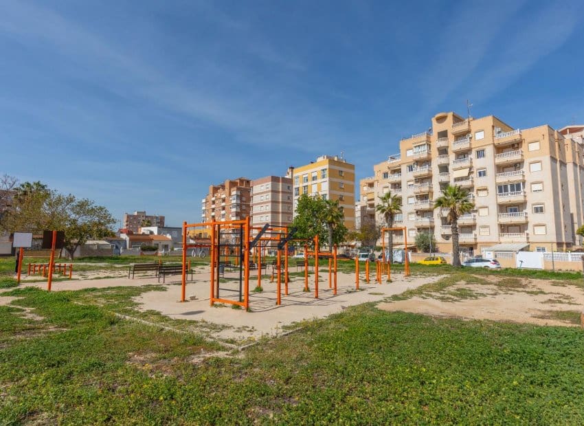 2 sovrum Lägenhet till salu i Torrevieja med pool - 134 900 € (Ref: 9799979)