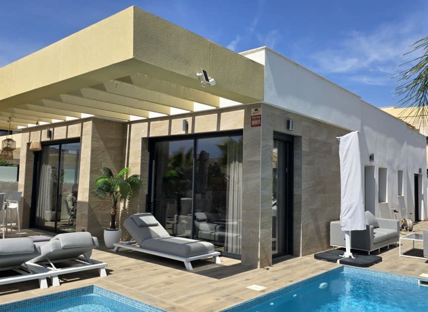 3 soverom Villa til salgs i Los Montesinos med svømmebasseng - € 520 000 (Ref: 9800744)