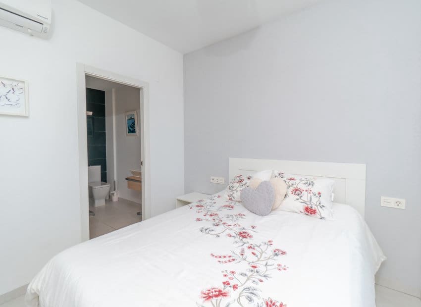 2 sovrum Lägenhet till salu i Orihuela Costa med pool - 249 900 € (Ref: 9800746)