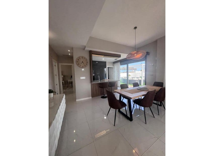 Chalet de 5 habitaciones en Villamartin en venta con piscina - 699.000 € (Ref: 9800747)