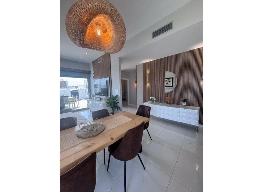 Chalet de 5 habitaciones en Villamartin en venta con piscina - 699.000 € (Ref: 9800747)