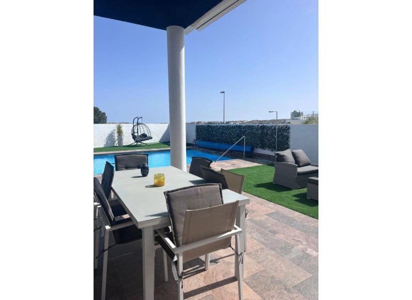 Chalet de 5 habitaciones en Villamartin en venta con piscina - 699.000 € (Ref: 9800747)