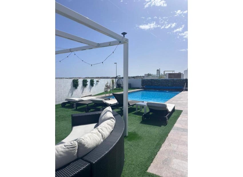 Chalet de 5 habitaciones en Villamartin en venta con piscina - 699.000 € (Ref: 9800747)