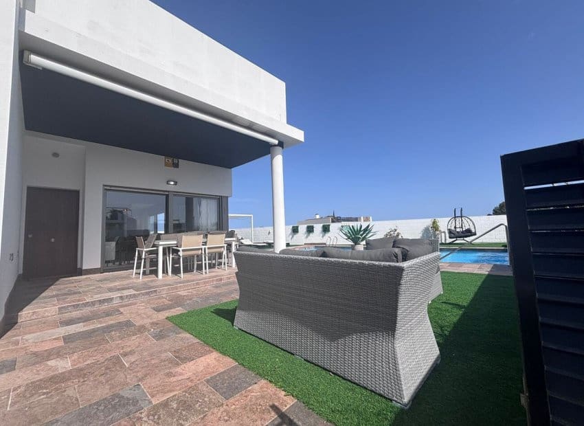 Chalet de 5 habitaciones en Villamartin en venta con piscina - 699.000 € (Ref: 9800747)