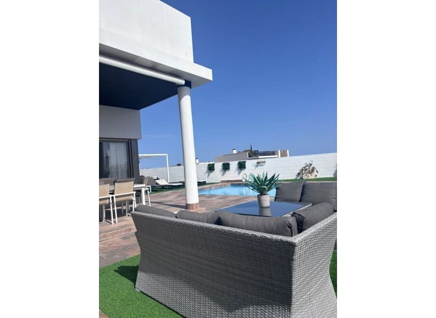 Chalet de 5 habitaciones en Villamartin en venta con piscina - 699.000 € (Ref: 9800747)