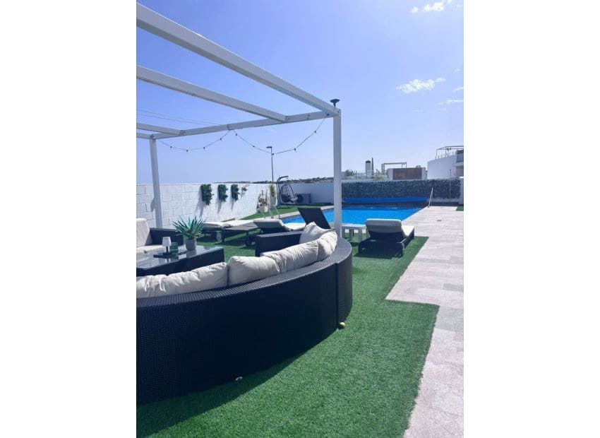 Chalet de 5 habitaciones en Villamartin en venta con piscina - 699.000 € (Ref: 9800747)