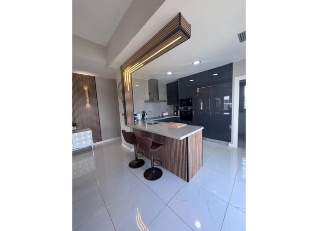 Chalet de 5 habitaciones en Villamartin, Orihuela en venta con piscina - 699.000 € (Ref: 9800747)