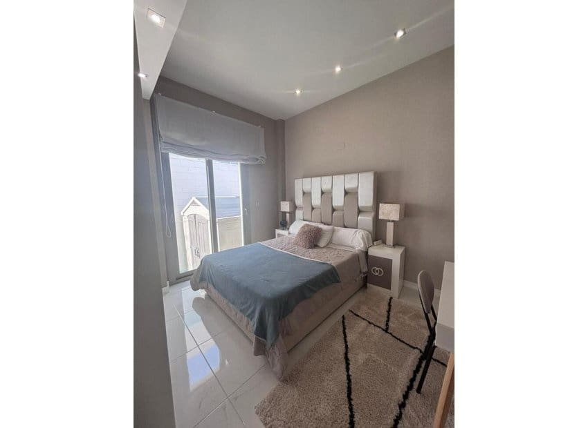 Chalet de 5 habitaciones en Villamartin en venta con piscina - 699.000 € (Ref: 9800747)