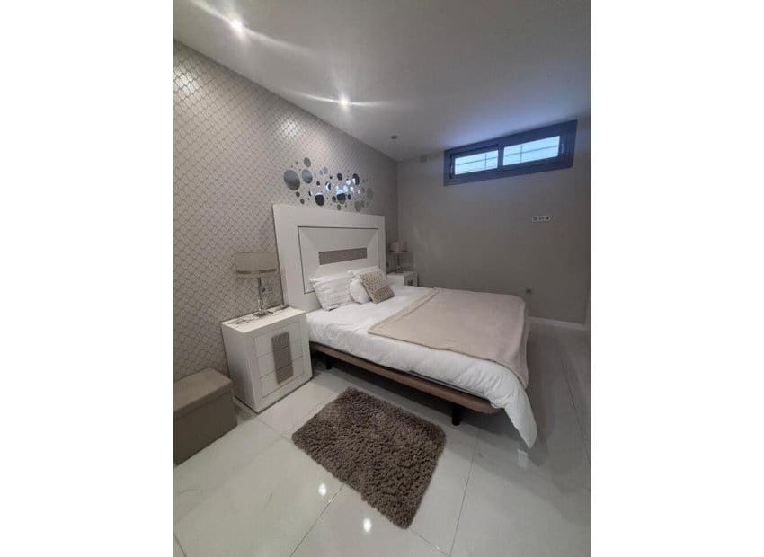 Chalet de 5 habitaciones en Villamartin en venta con piscina - 699.000 € (Ref: 9800747)