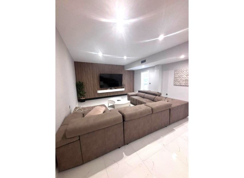 Chalet de 5 habitaciones en Villamartin en venta con piscina - 699.000 € (Ref: 9800747)